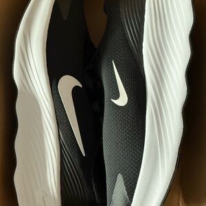 Nike Promina Black and White Running Shoes M8 W9 New w box